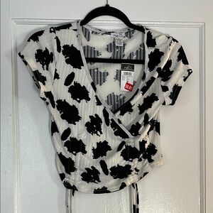 Rue21 Black and White Women's Wrap Top